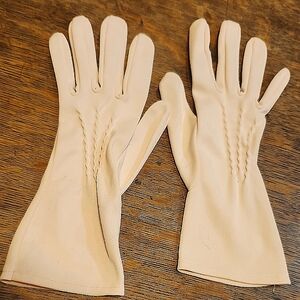 Vintage Light Pink Elegant Ladies Gloves with eyelet detail. Accessories
